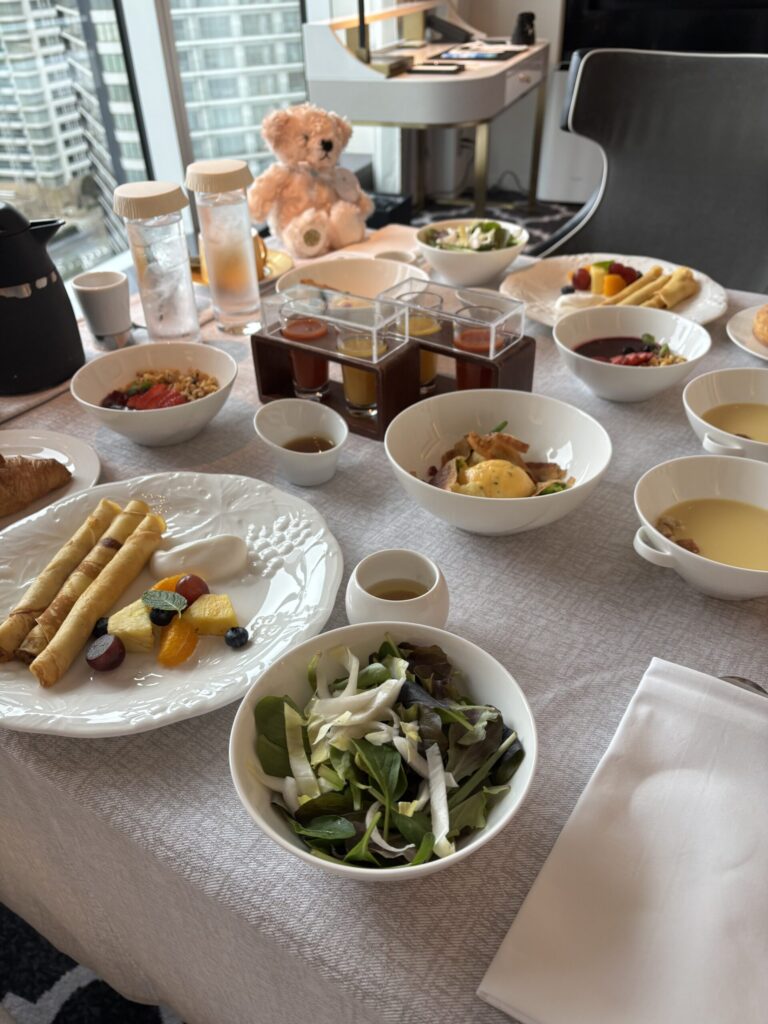 ザ・カハラ・ホテル&リゾート横浜の朝食 ルームサービス パンケーキ