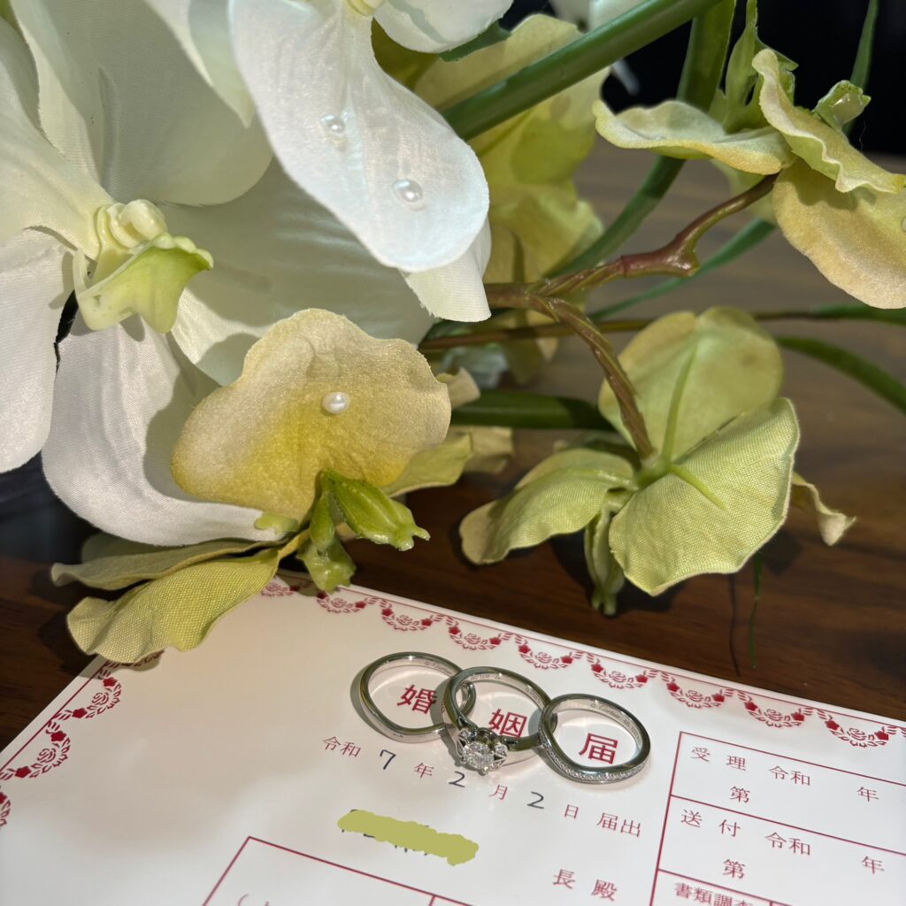 Lif design のウェディングブーケ ドライフラワー Cartierの婚約指輪と結婚指輪 バレリーナ 婚姻届 入籍フォト