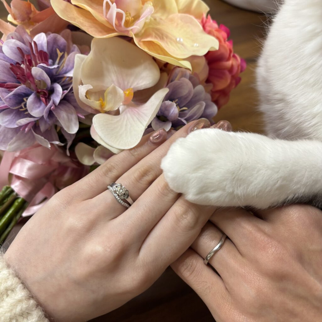 入籍日フォト カルティエ 婚姻届 婚約指輪 結婚指輪 ウェディングブーケ バレリーナ 猫