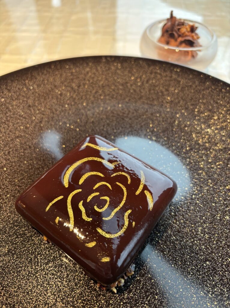 ベージュ アランデュカス・東京 ランチコース 入籍日ランチ 記念日ランチ デザート CHANEL シャネル