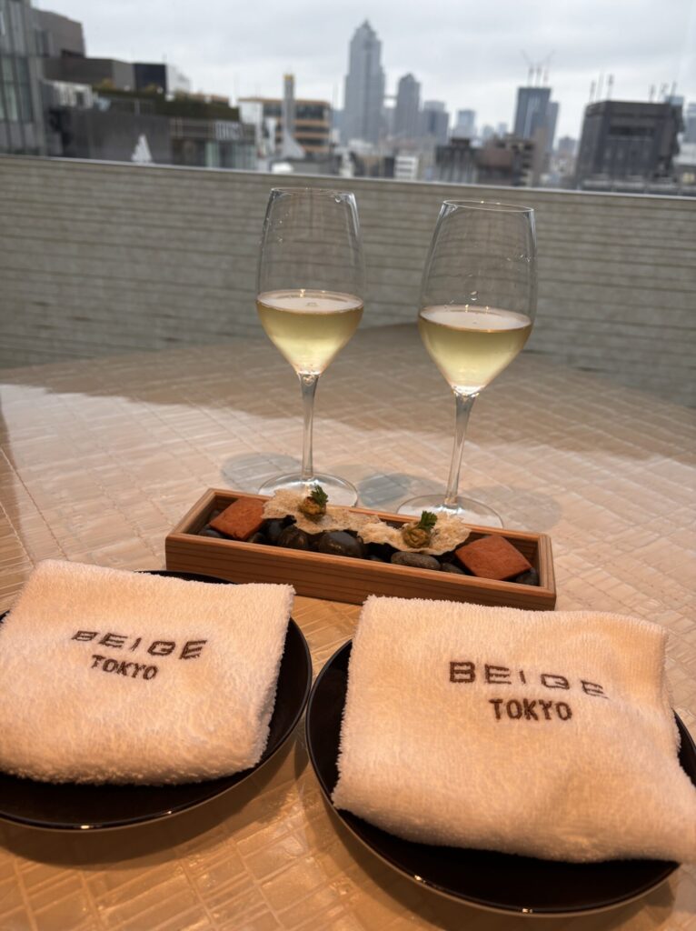ベージュ アランデュカス・東京 ランチコース アミューズ スパークリングワイン 入籍日ランチ 記念日ランチ