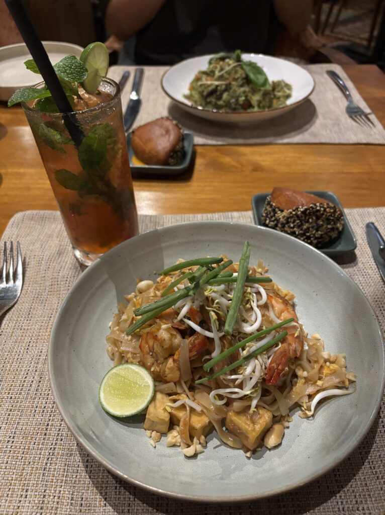 バリ　スミニャック　レストラン　NOAA Asian Bistro